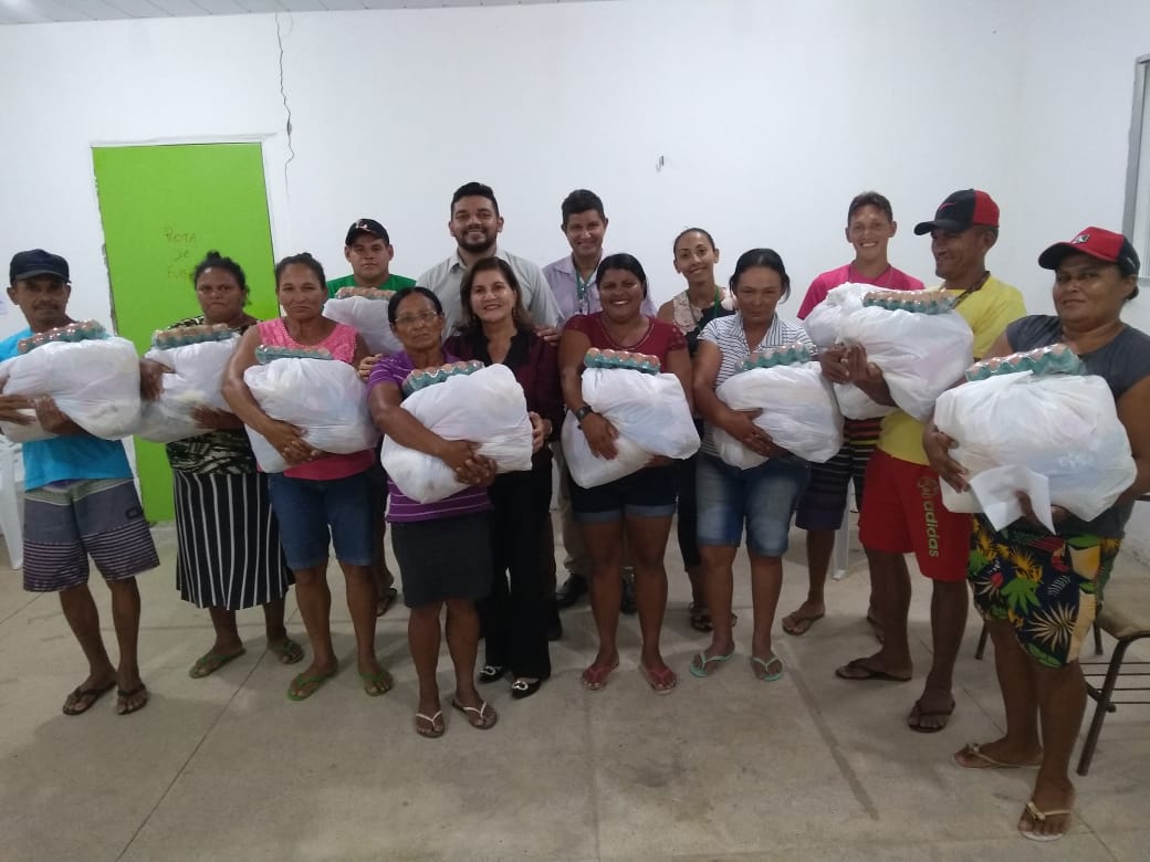 Prefeita Eunice Pessoa visita aula de formação e entrega cestas básicas para catadores de material reciclável
