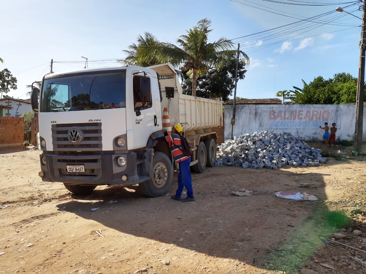 Prefeita Eunice comemora chegada de material e preparativos para início do calçamento da Rua do Meio III