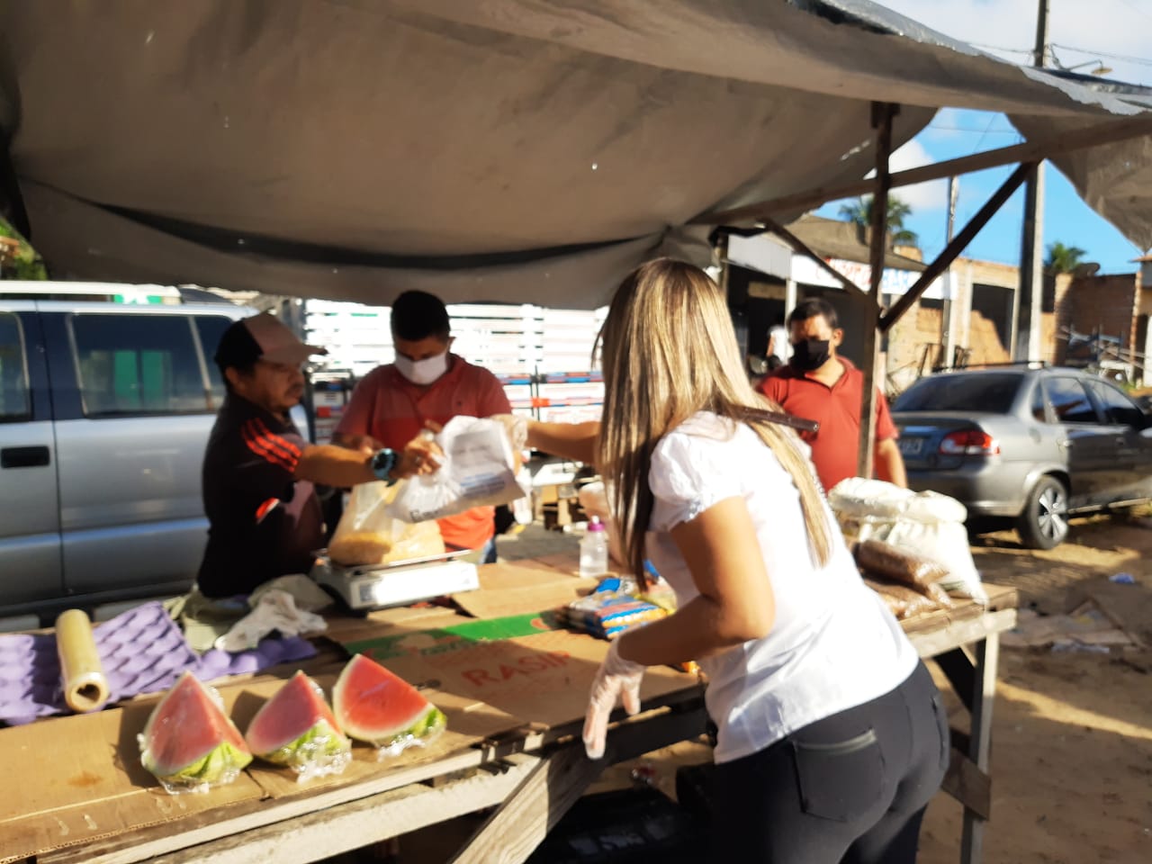 Prefeitura de Mamanguape faz distribuição de kits na feira de Pitanga da Estrada