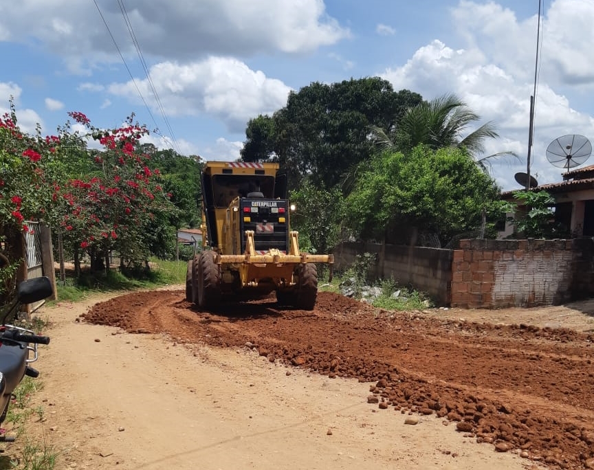 Secretaria de Obras realiza terraplanagem e melhora mobilidade em ruas e comunidades do município