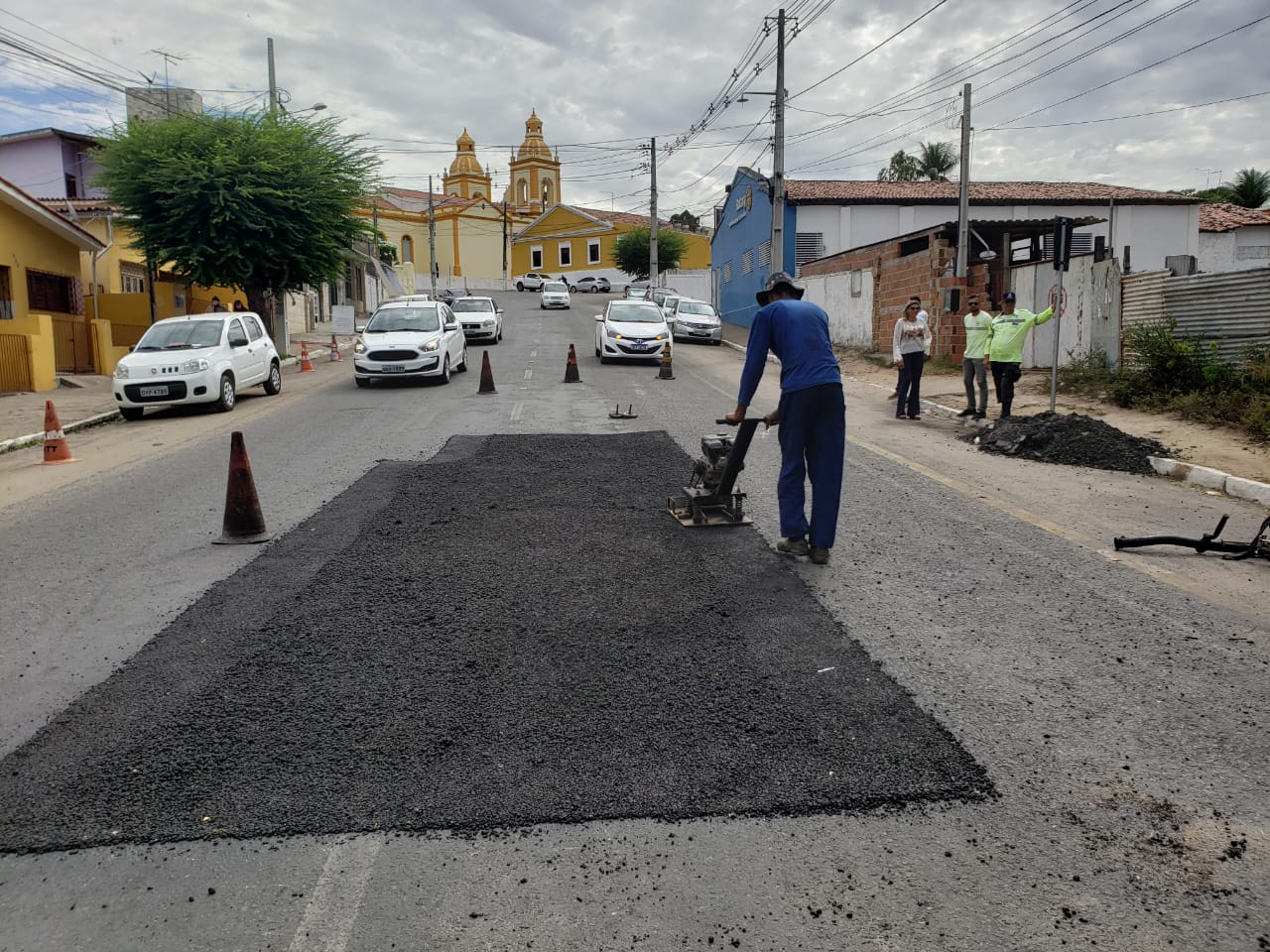 Superintendência de Trânsito de Mamanguape prepara orçamento para pintura de faixas e inicia reparo asfáltico no centro da cidade