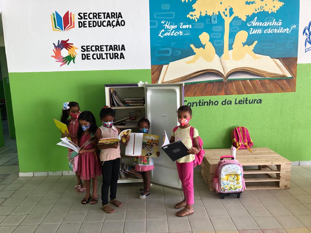 Projeto Geladeiroteca leva educação, conhecimento e lazer para crianças e adolescentes do município através da leitura