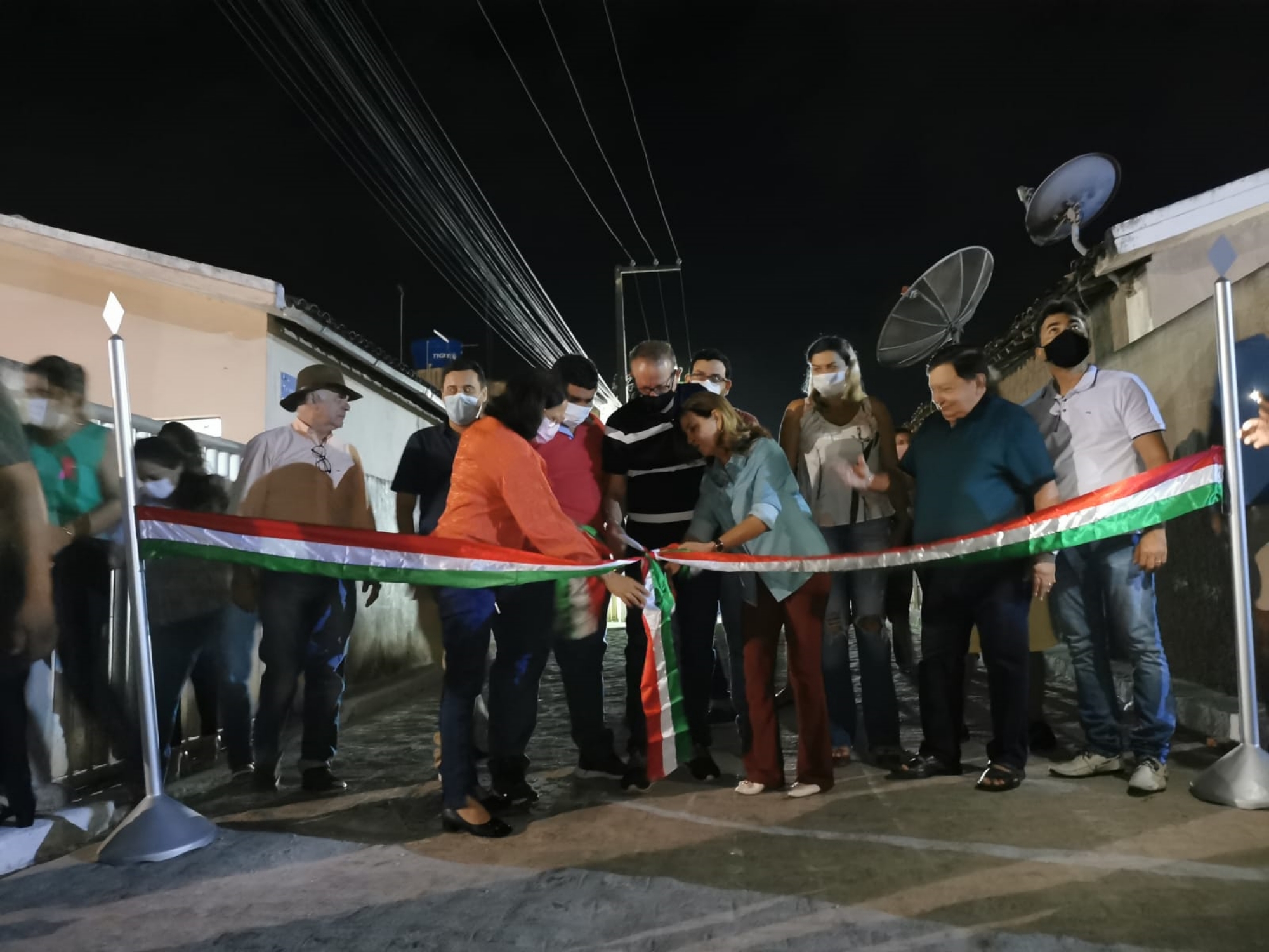 Moradores agradecem a prefeita Eunice pelo calçamento da Rua Tereza Soares