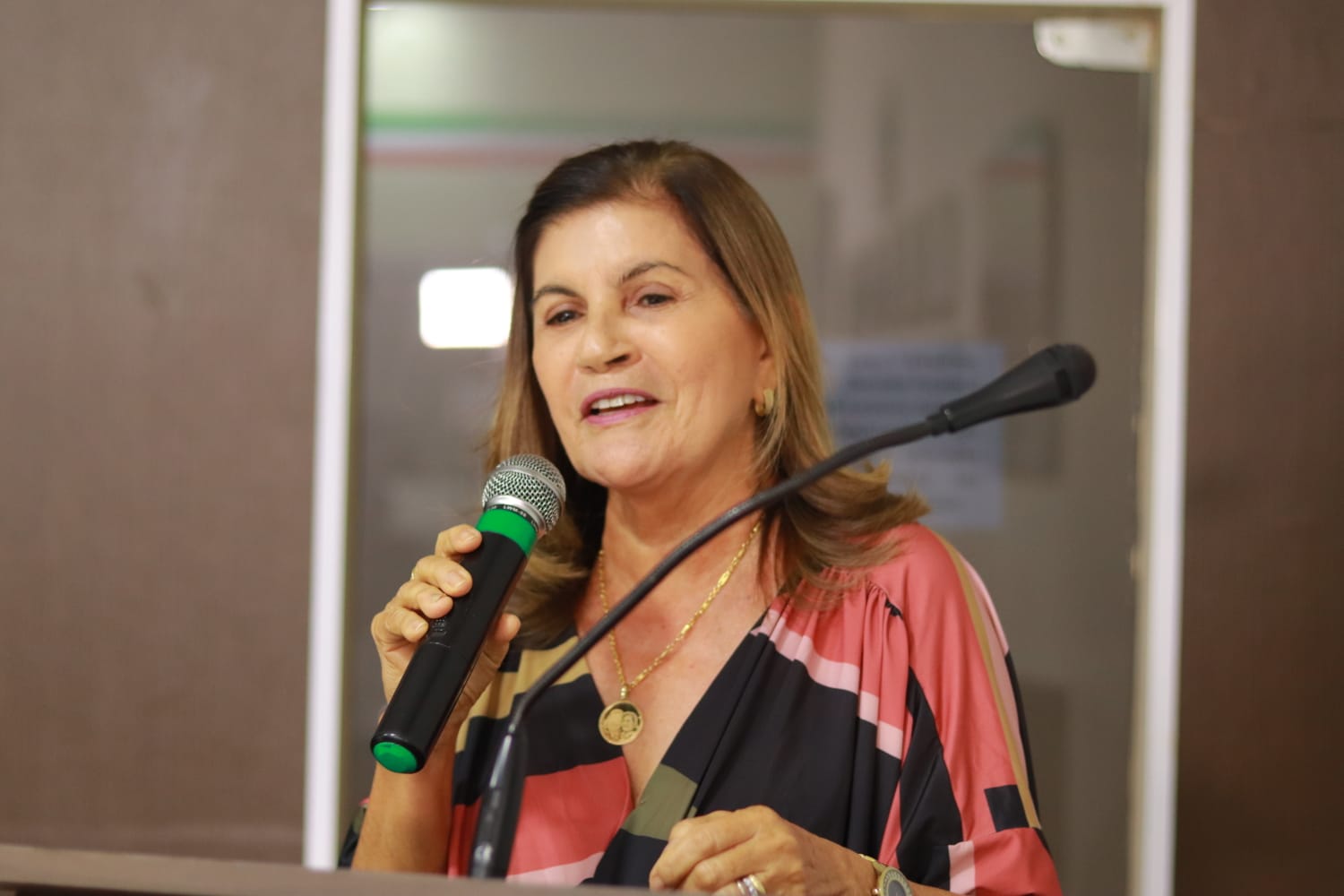 Prefeita Eunice participa da sessão de abertura dos trabalhos na Câmara, agradece união, fala de obras e entrega PL do magistério