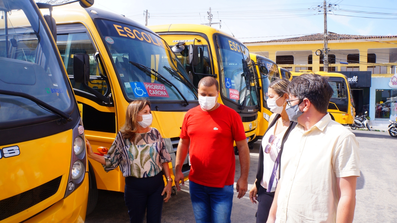 Prefeita Eunice acompanha vistoria do transporte escolar para o retorno das aulas presenciais