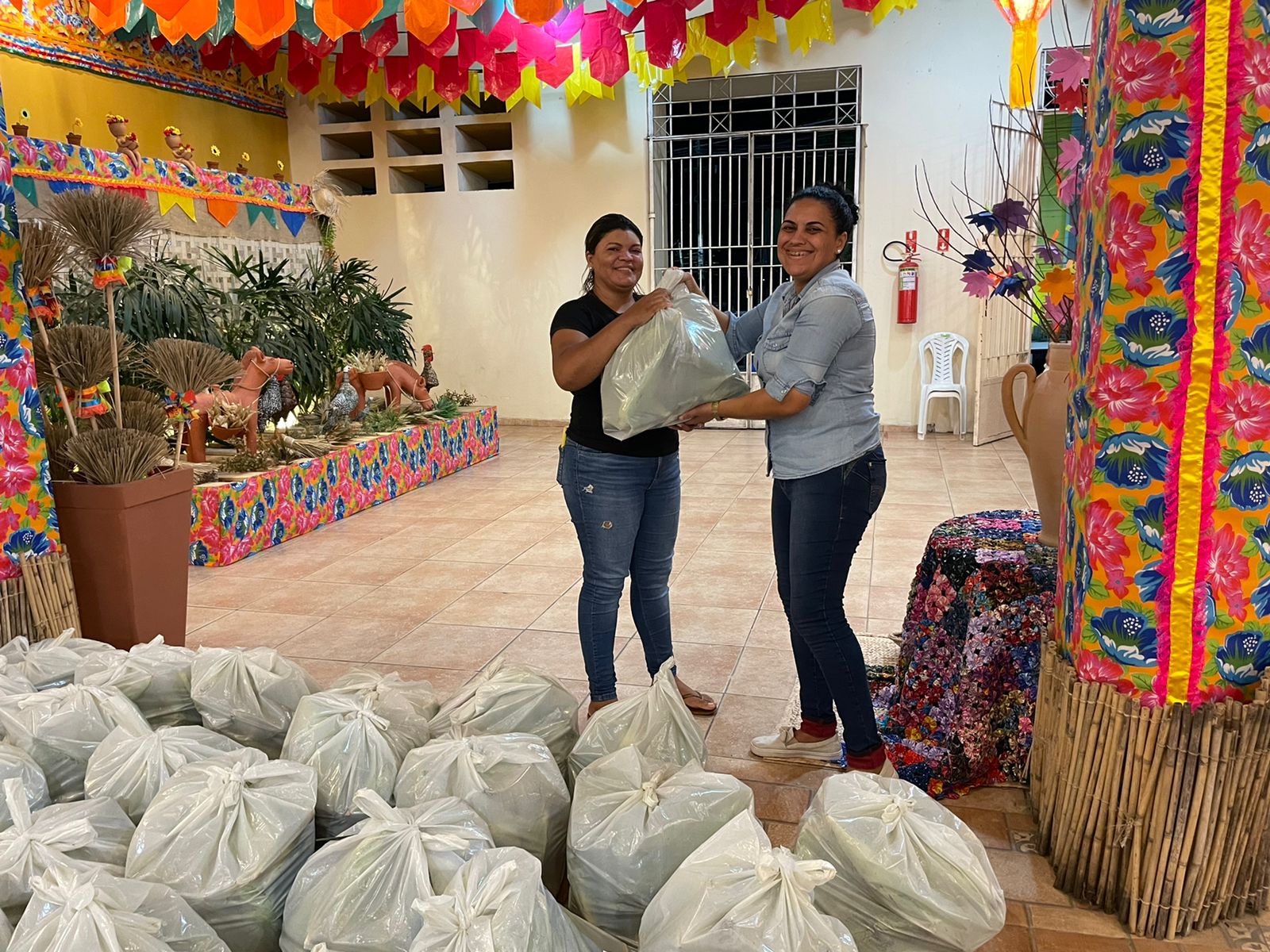 Prefeitura de Mamanguape leva alimento para mesa da população carente, artistas e fazedores de cultura com cestas básicas e produtos da agricultura familiar