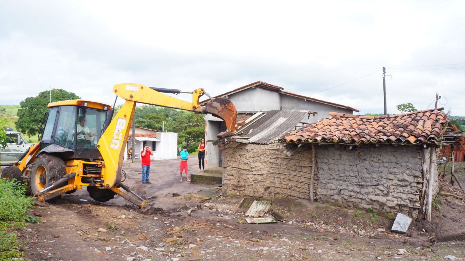 Defesa Civil e secretaria de Infraestrutura realizam demolição de casas de taipa em situação de risco na comunidade de Curralinho