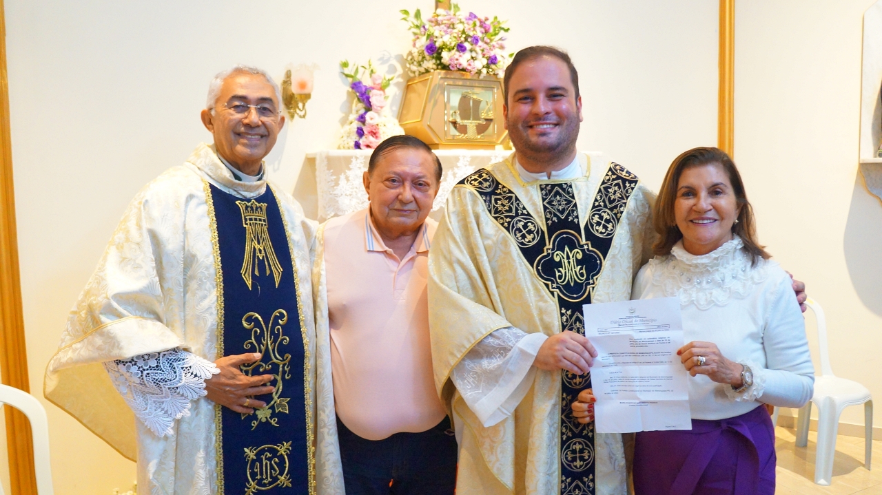 Prefeita Eunice participa da Festa de Nossa Senhora do Carmo no Cidade Nova e entrega decreto ao Padre Manoel Viana