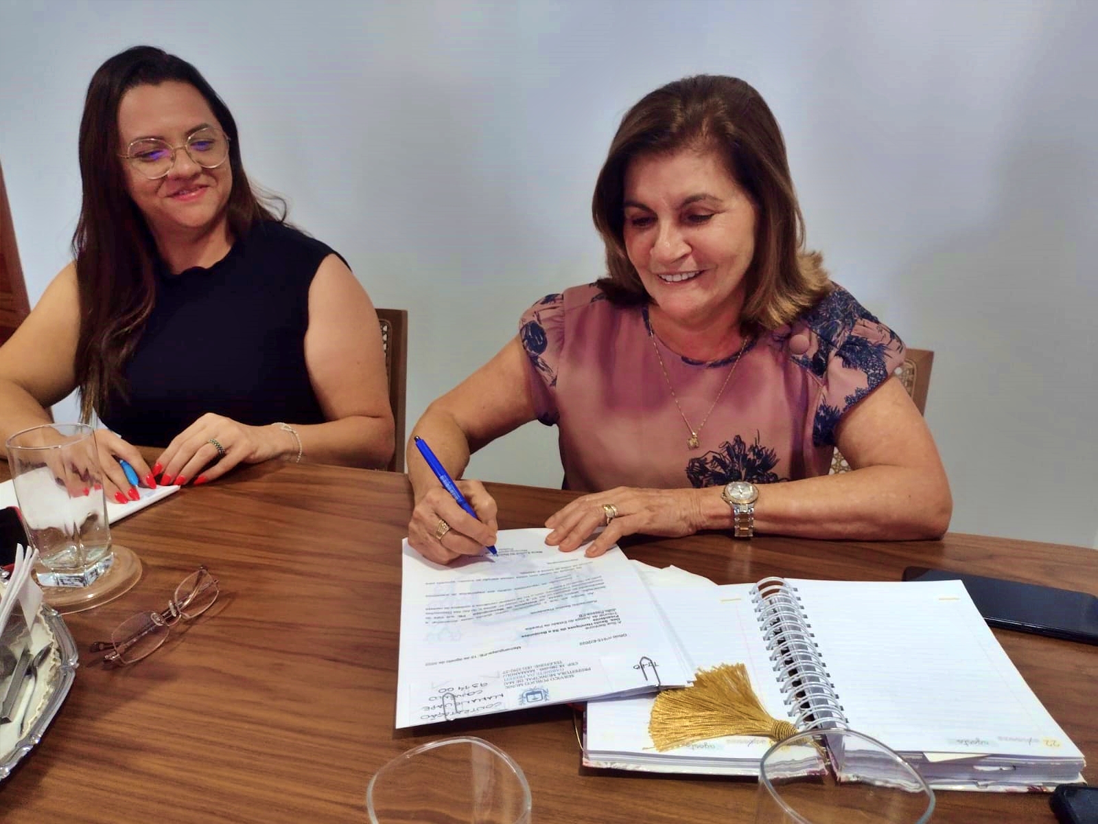 Prefeita Eunice assina contrato para novo projeto de pavimentação de ruas no município