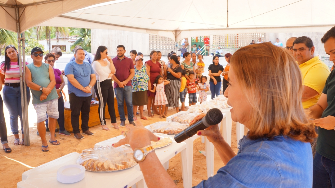 Prefeita Eunice oferece café da manhã para operários e comunidade nas obras da quadra e da praça de Pitanga da Estrada