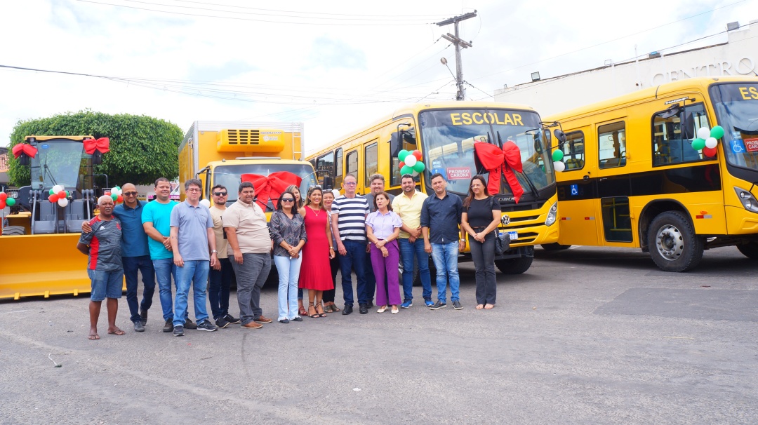 Prefeita Eunice entrega pá-mecânica, caminhão frigorífico, ônibus escolares e equipamentos escolares a população