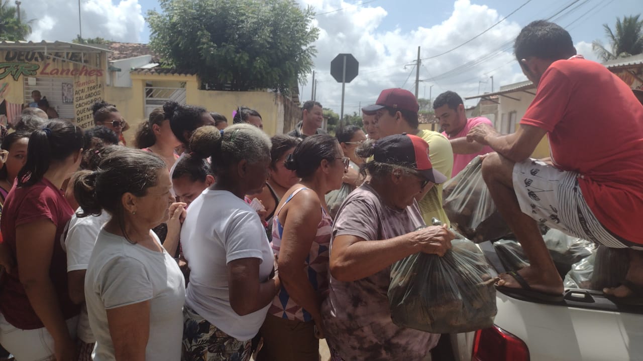 Prefeitura de Mamanguape entrega cestas básicas e produtos da agricultura familiar beneficiando 560 famílias