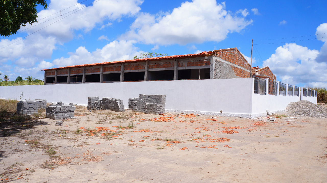 Prefeita Eunice comemora o andamento das obras da escola de Mendonça que a prefeitura de Mamanguape está construindo na localidade