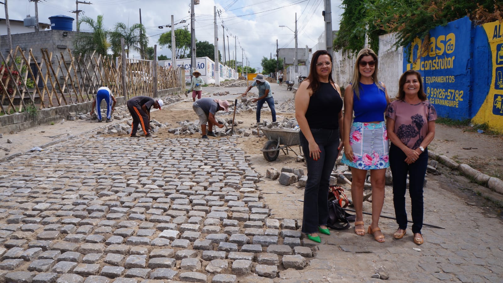 Prefeita Eunice Pessoa acompanha obras de requalificação de ruas para receber o asfalto