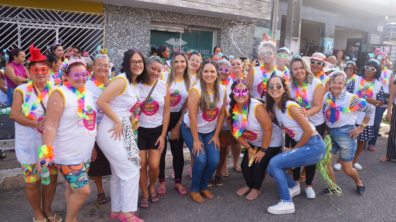 Crianças e idosos usuários dos serviços da Secretaria de Assistência Social desfilam no “Social Folia”