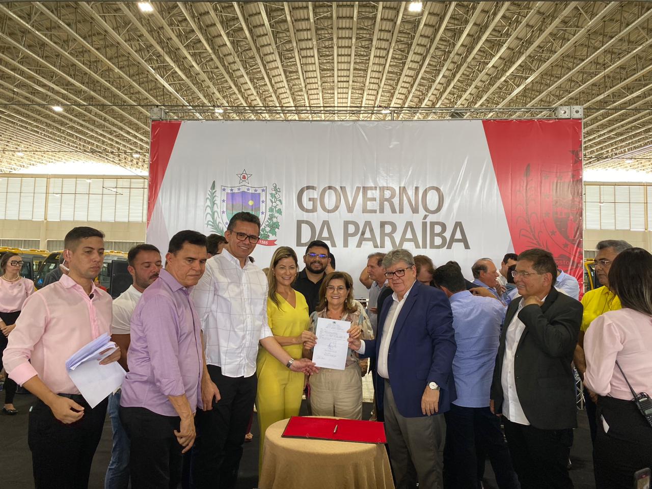 Mamanguape é contemplada com mais um ônibus para o transporte escolar; Eunice e Danielle recebem o veículo em JP