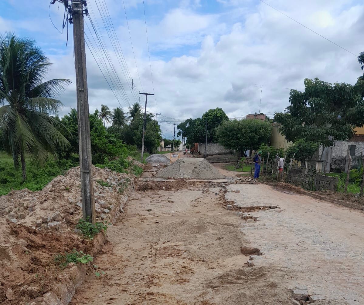 Prefeitura de Mamanguape requalifica a Rua São Pedro São Paulo, fazendo preparação para receber as obras de asfalto