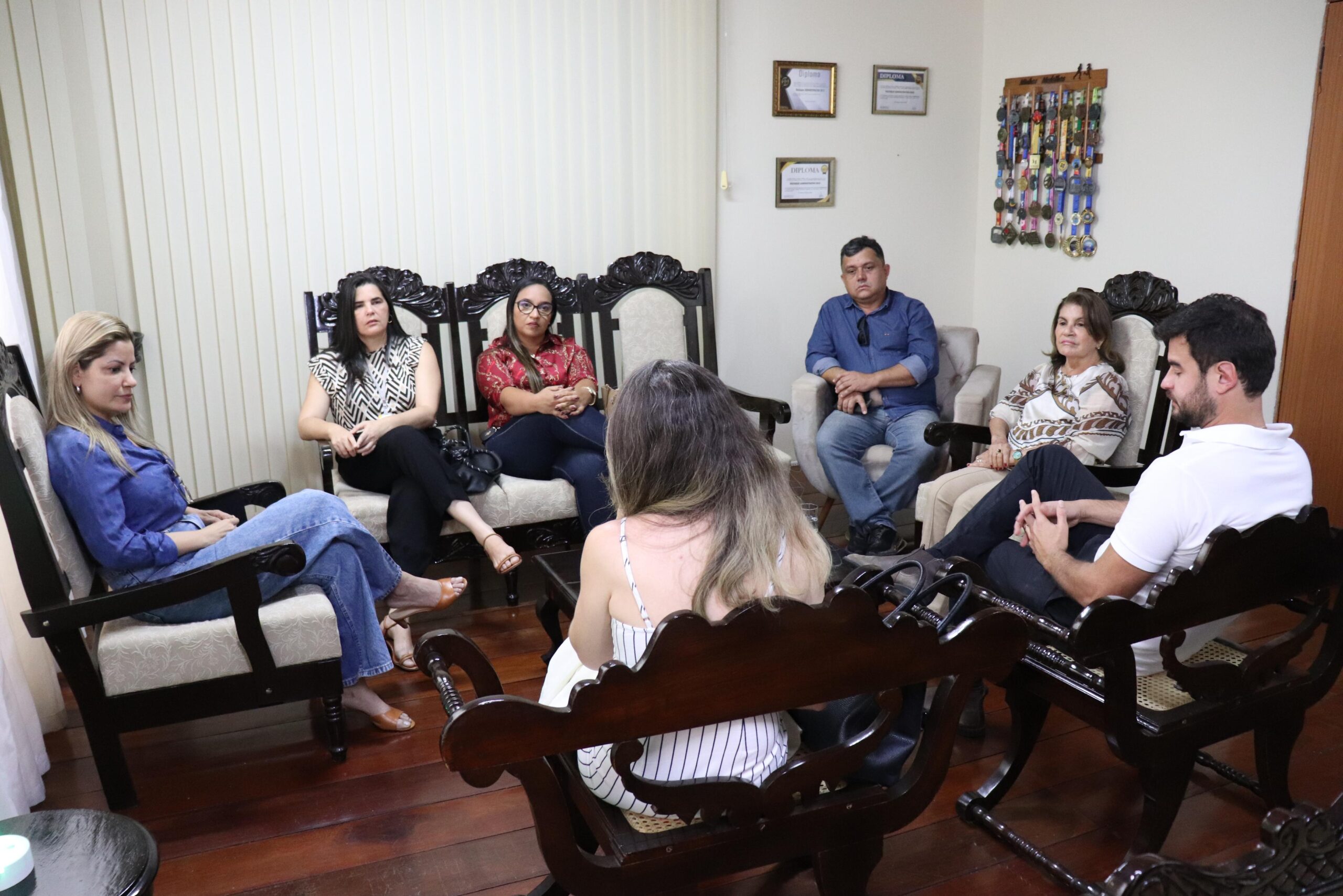 Prefeita Eunice recebe equipe da Secretaria de Desenvolvimento Humano do Estado e realiza visita técnica às obras do Condomínio Cidade Madura