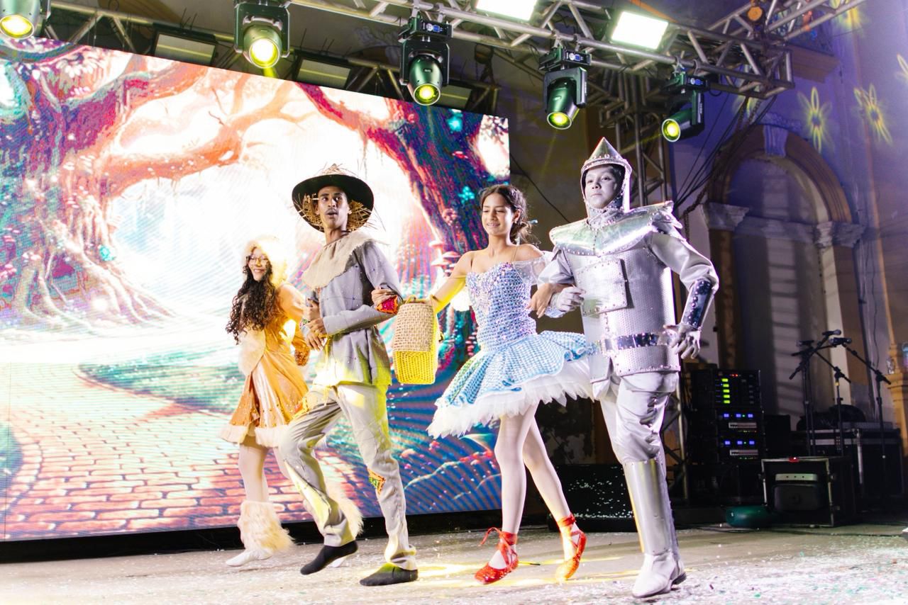 Secretaria de Assistência Social de Mamanguape leva emoção ao Natal de Luz 2025 com o espetáculo “Além do Arco-Íris: A Jornada de Oz” e o Coral Conexão 60+