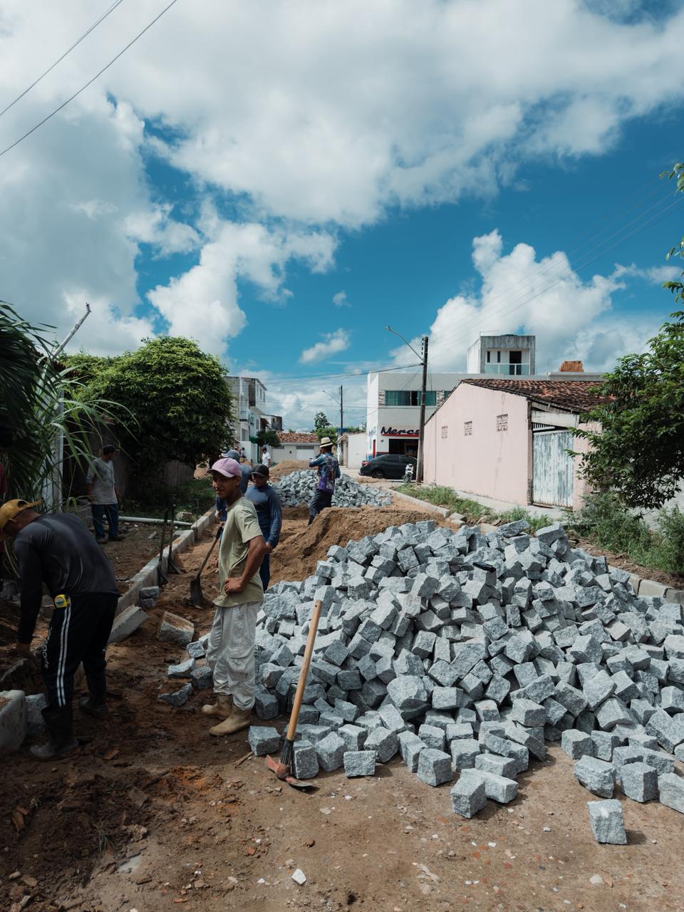 Prefeitura de Mamanguape inicia pavimentação de 32 novas ruas pelo programa “Rua Pronta, Preparada e Calçada”